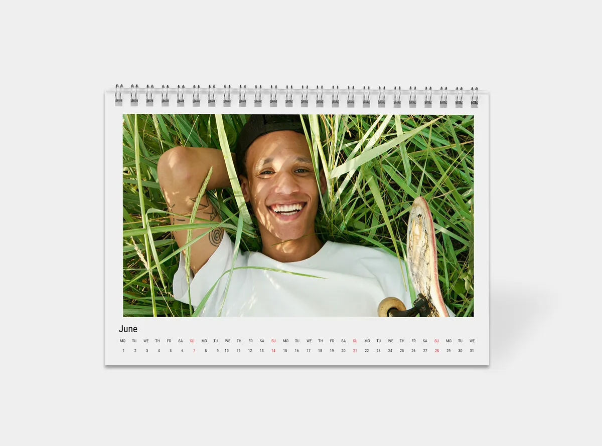 Sommerlicher Tischkalender mit einem fröhlichen Mann