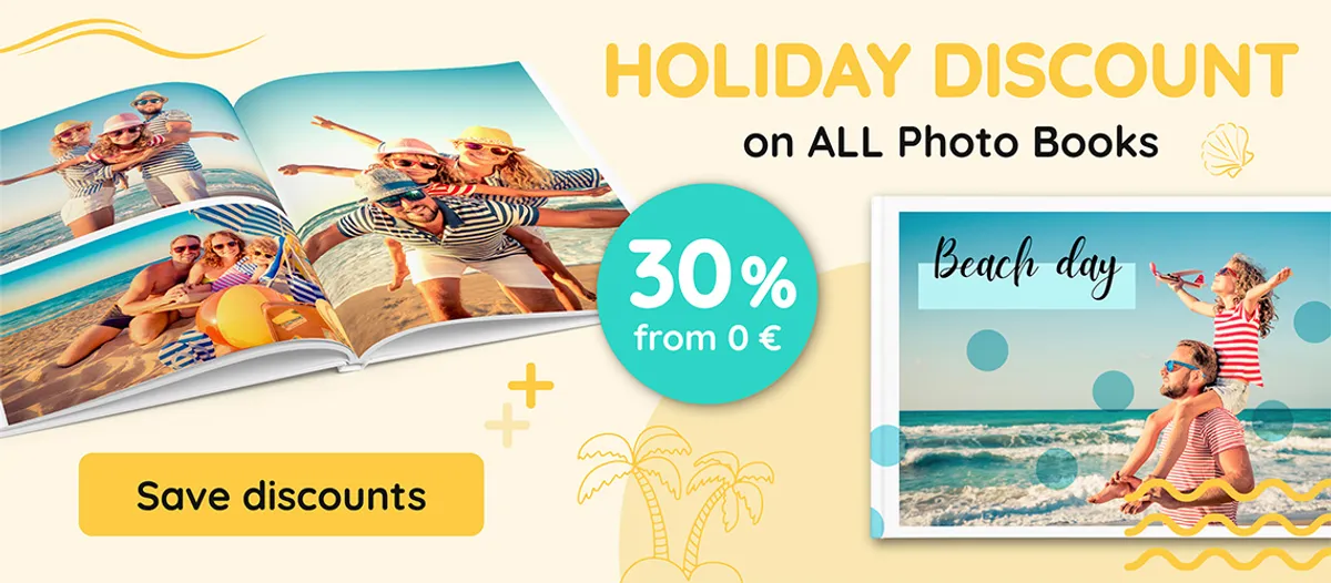 Fotoboeken met vakantiefoto's van een gezin tegen een turkooizen achtergrond en een kortingsbadge met 30% korting